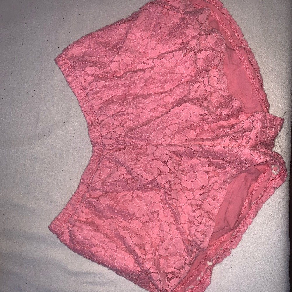 Pinky flowy lace shorts